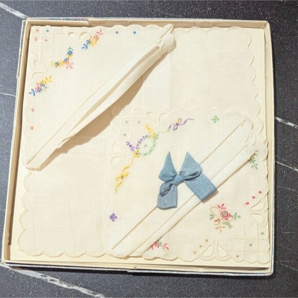 Vintage Womens Embroidered Floral Handkerchief Set Scalloped Edges White Linens - Picture 3 of 4